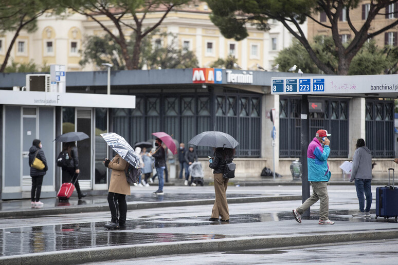 Piazzale antistante l 'ingresso delle linee della metropolitana A e B a Roma. Immagine d 'archivio - RIPRODUZIONE RISERVATA