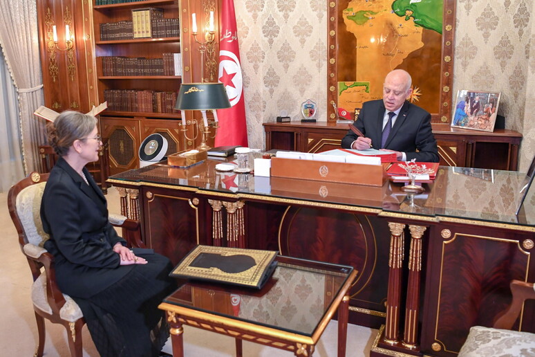 Il presidente tunisino Kais Saied con il primo ministro Najla Bouden © ANSA/EPA