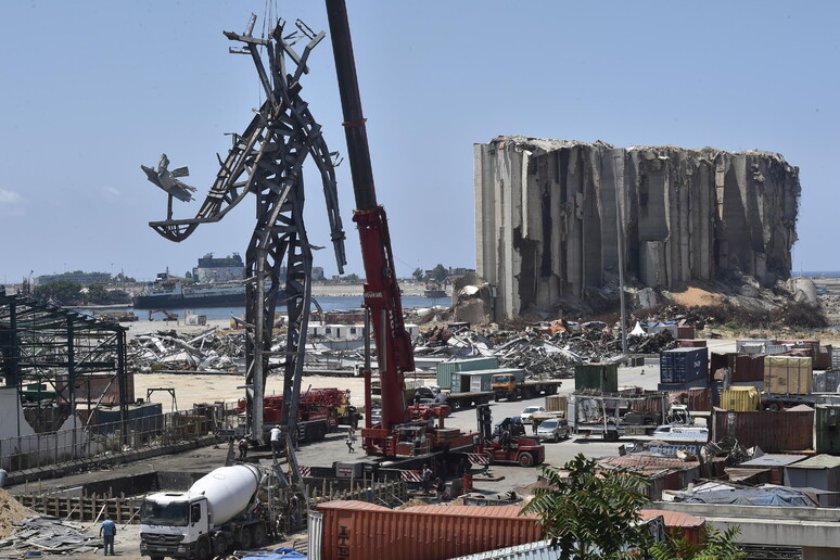 Statua in onore delle vittime dell 'esplosione del porto di Beirut -     RIPRODUZIONE RISERVATA