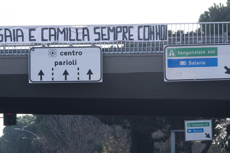 Uno striscione con la scritta  'Gaia e Camilla sempre con noi ' affisso sulla ringhiera della tangenziale su Corso Francia - RIPRODUZIONE RISERVATA