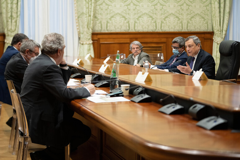 Un momento dell 'incontro a Palazzo Chigi tra il governo con il premier Mario Draghi ed i sindacati, Roma, 26 settembre 2021 ANSA/ UFFICIO STAMPA PALAZZO CHIGI - RIPRODUZIONE RISERVATA