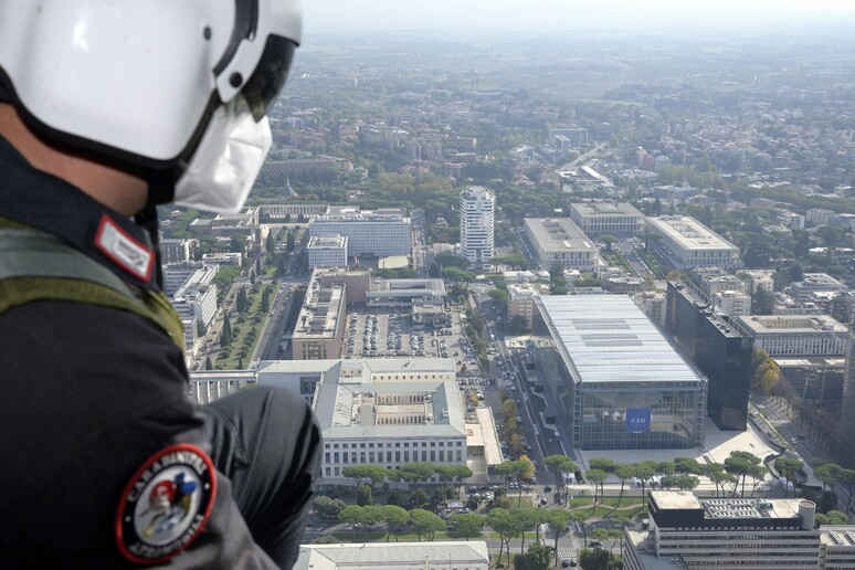 Carabinieri del Nucleo Elicotteri di Roma Urbe impegnati nel sorvolo dei cieli della Capitale in  vista del vertice internazionale del G20 - RIPRODUZIONE RISERVATA