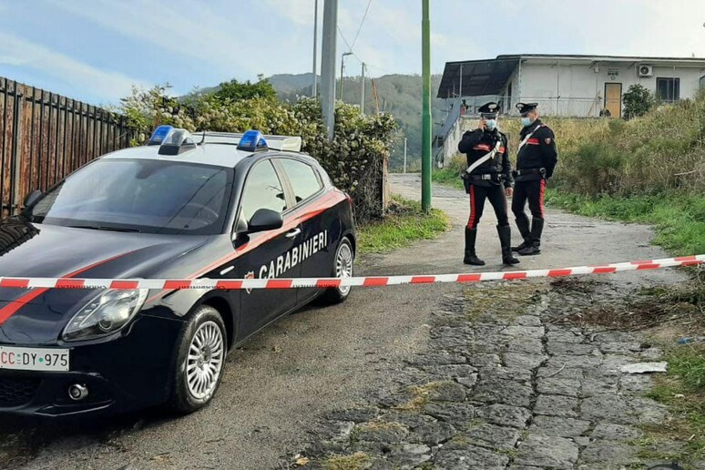 I carabinieri eseguono i primi rilievi ad Ercolano (Napoli), dove due giovani sono stati uccisi - RIPRODUZIONE RISERVATA