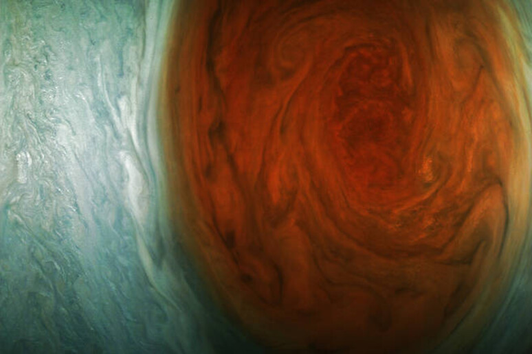 Immagine in falsi colori della Grande Macchia Rossa di Giove (fonte: NASA/JPL-Caltech/SwRI/MSSS/Gerald Eichstädt) - RIPRODUZIONE RISERVATA