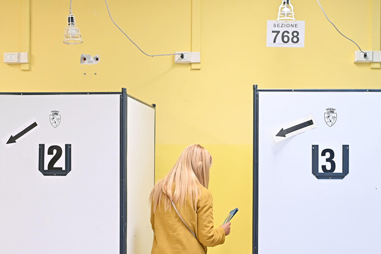 Cabine elettorali in un seggio (Foto Ansa) - RIPRODUZIONE RISERVATA