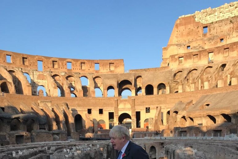 Johnson visita il Colosseo - RIPRODUZIONE RISERVATA