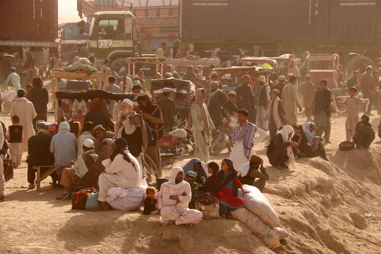 Afghani bloccati al confine con il Pakistan, chiuso dai talebani © ANSA/EPA