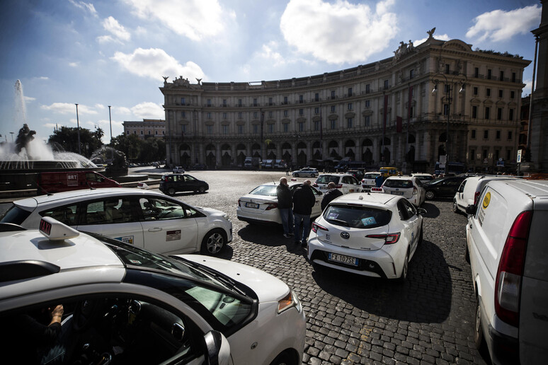 Taxi in piazza della Repubblica a Roma durante uno sciopero. Immagine d 'archivio - RIPRODUZIONE RISERVATA