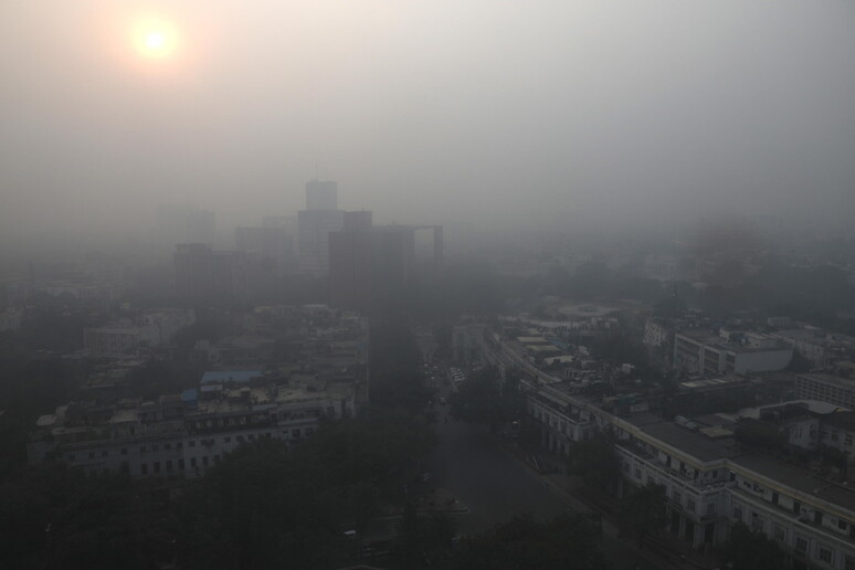 India: allarme smog, Delhi chiude le scuole una settimana © ANSA/EPA
