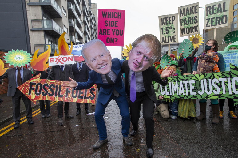 Una manifestazione di attivisti a Glasgow © ANSA/EPA