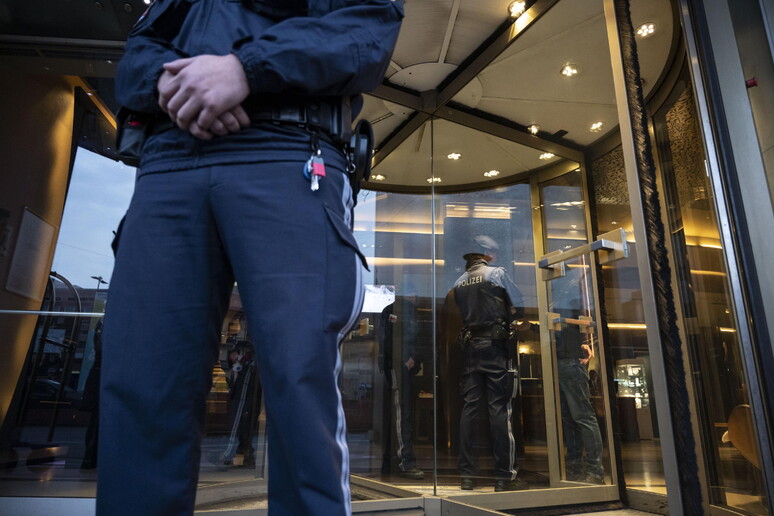 Un agente davanti all 'ingresso di un hotel in cui è stato trovata un positivo al Covid © ANSA/EPA
