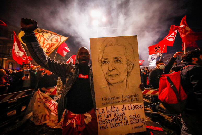 Lavoro: antagonisti in corteo a Napoli senza violare zona rossa - RIPRODUZIONE RISERVATA