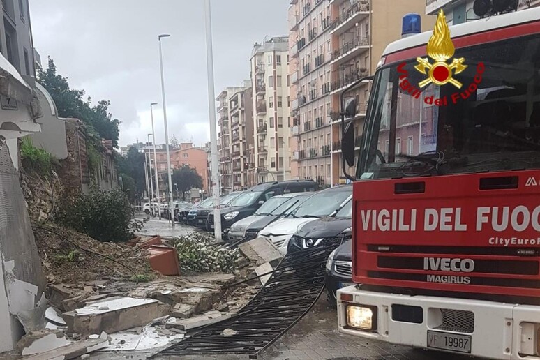 Crollato un muro perimetrale e ringhiera in via Palestina a Cagliari, 14 novembre 2021 - RIPRODUZIONE RISERVATA