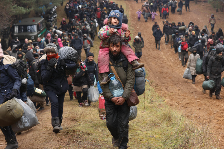 Bielorussia: centinaia migranti si concentrano alla dogana © ANSA/AFP