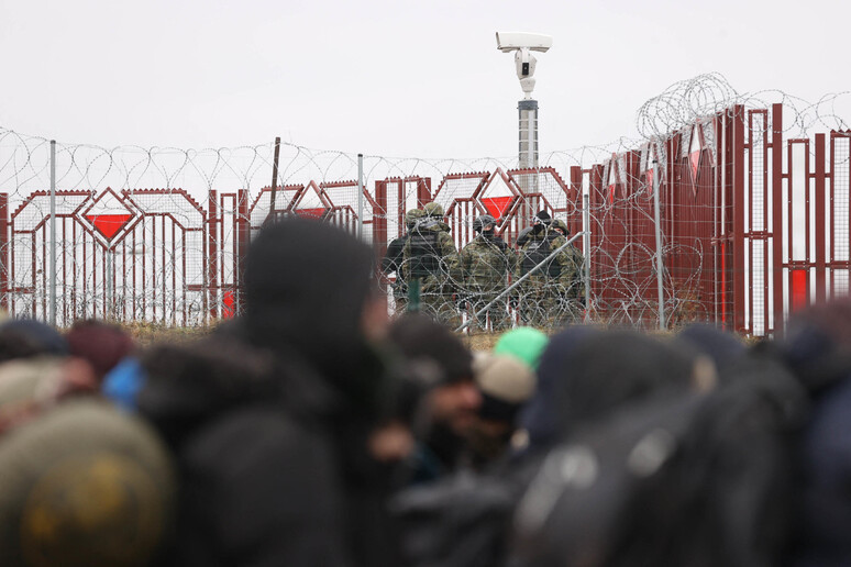 Migranti al confine tra Bielorussia e Polonia © ANSA/AFP