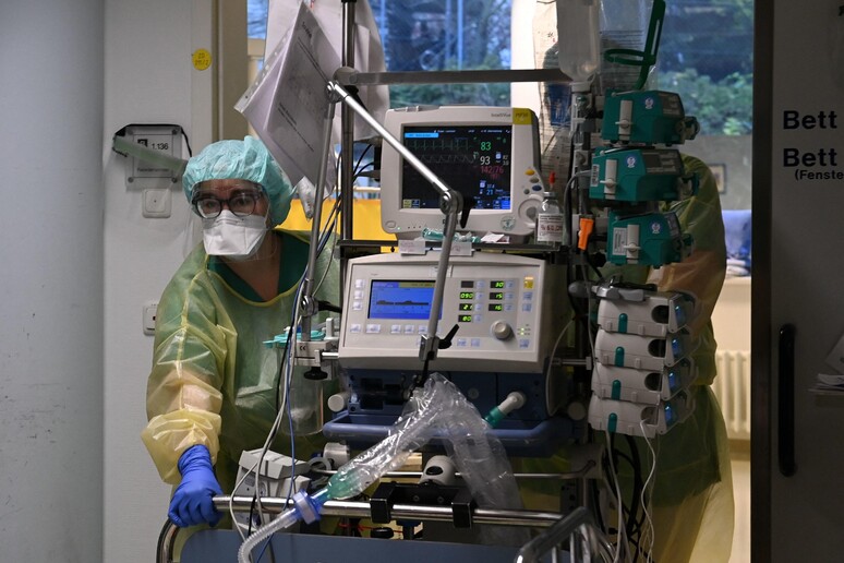 Personale sanitario di un reparto di terapia intensiva a Monaco © ANSA/AFP
