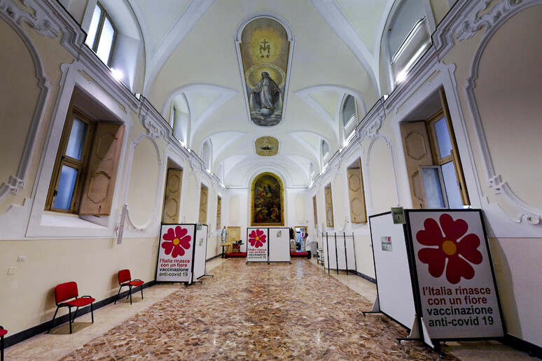 Covid: in convento Napoli centro vaccinale per piu ' bisognosi - RIPRODUZIONE RISERVATA