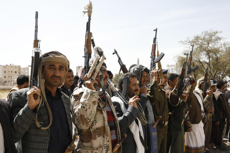 Raduno dei ribelli Houthi a Sanaa in Yemen © ANSA/EPA