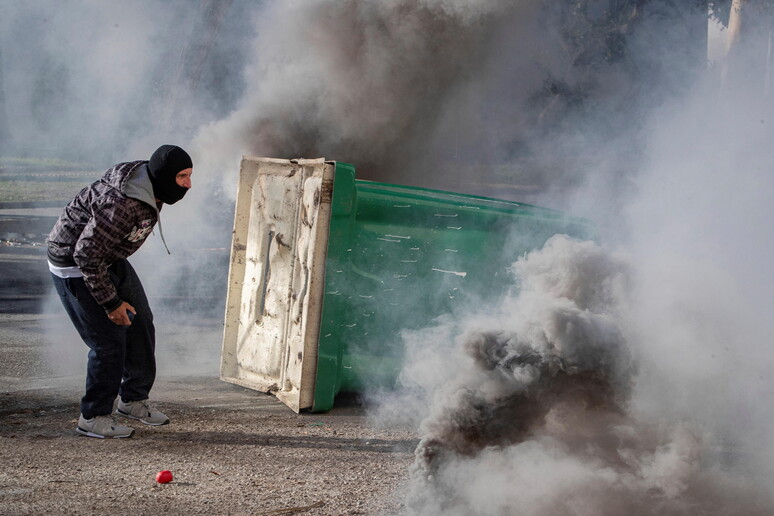 Disordini durante lo sciopero dei metalmeccanici a Cadice in Spagna © ANSA/EPA