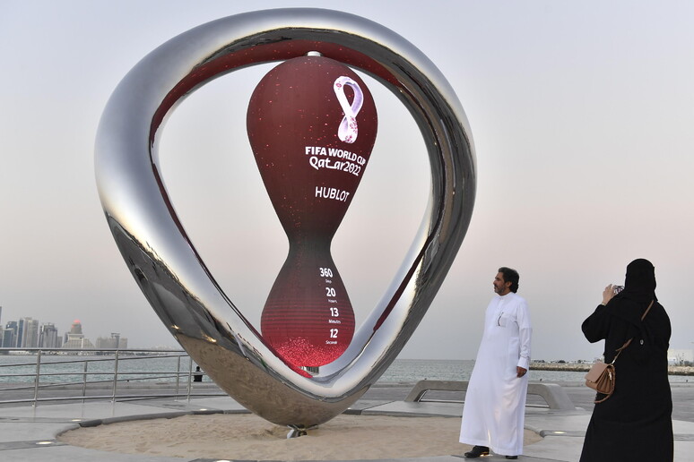 L 'orologio posto a Doha che fa il conto alla rovescia per l 'avvio dei Mondiali del Qatar nel 2022 © ANSA/EPA
