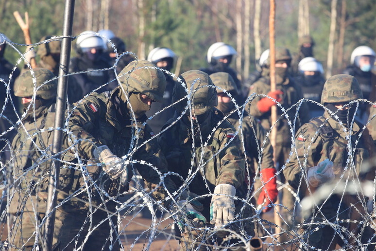 Forze di sicurezza polacche al confine tra la Polona e la Bielorussia © ANSA/EPA
