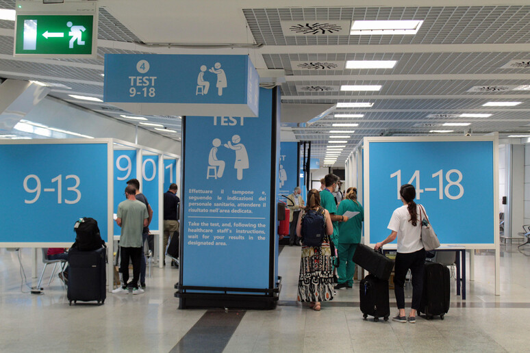 Test Covid per i passeggeri in arrivo all 'aeroporto di Fiumicino - RIPRODUZIONE RISERVATA