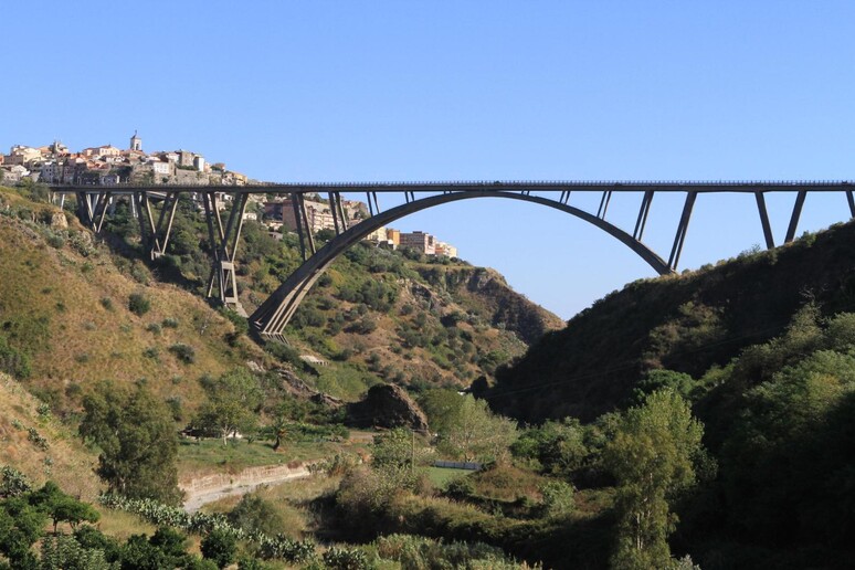 Il viadotto Bisantis detto anche  ' 'Ponte sulla fiumarella  ' ' a Catanzaro in una foto d 'archivio - RIPRODUZIONE RISERVATA