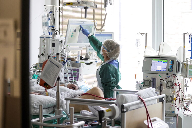 Operatori sanitari in un reparto di terapia intensiva in Germania © ANSA/EPA