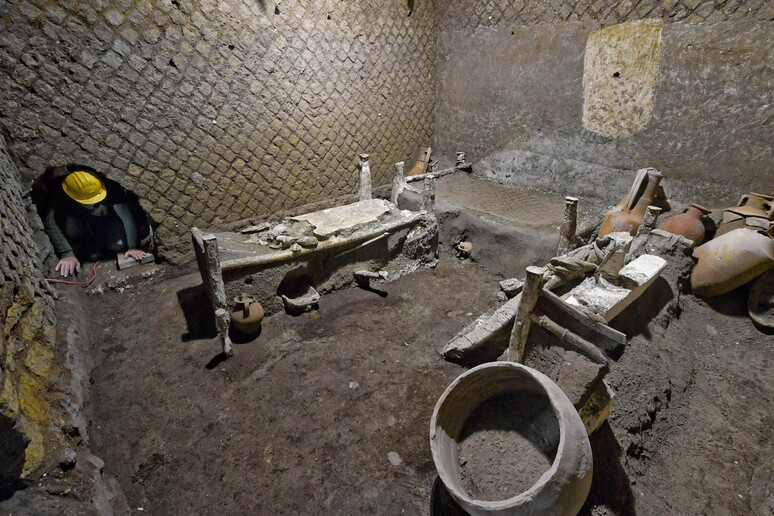 Civita Giuliana, la stanza degli schiavi. FOTO ANSA CIRO FUSCO - RIPRODUZIONE RISERVATA