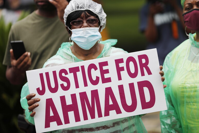 Manifestanti chiedono giustizia per l 'afroamericano Ahmaud Arbery ucciso a bruciapelo in Virginia (Usa) mentre faceva jogging - RIPRODUZIONE RISERVATA
