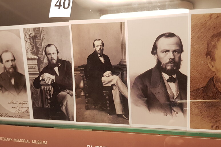 Fotografie ritratto di Dostoevskij nella sua casa museo di San Pietroburgo - RIPRODUZIONE RISERVATA
