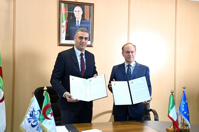 Accordo tra ANSA e l 'algerina APS: l 'ambasciatore Giovanni Pugliese e il dg di APS Samir Gaid - RIPRODUZIONE RISERVATA