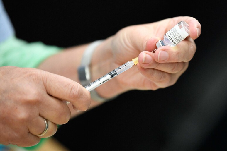Un vaccino Pfizer (foto d 'archivio) © ANSA/AFP
