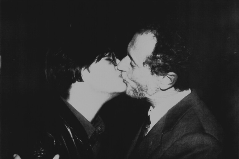 La foto storica del 1991 che ritrae l 'immunologo Ferdinando Aiuti mentre bacia una donna sieropositiva per combattere lo stigma contro le persone con Hiv. - RIPRODUZIONE RISERVATA