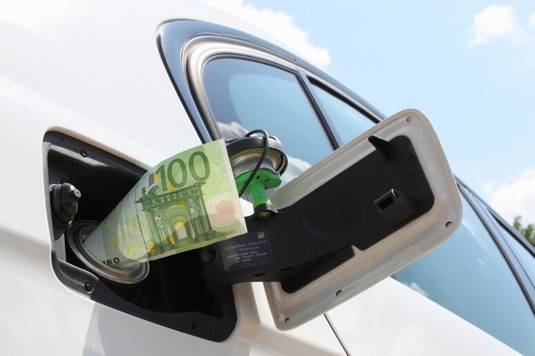 Caro benzina: un italiano su due utilizza meno l 	'auto - RIPRODUZIONE RISERVATA