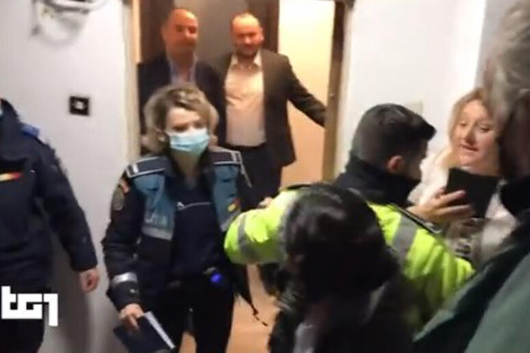 Un frame del video dell 'inviata del Tg1 Lucia Goracci, che in un servizio sui no vax della Romania,  ha mostrato di essere stata aggredita e costretta a  rimanere in commissariato per molte ore - RIPRODUZIONE RISERVATA