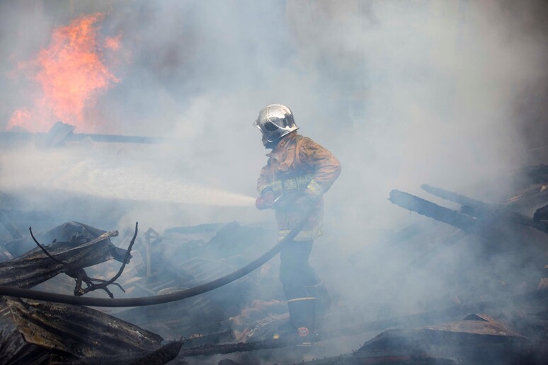 Un intervento dei pompieri ad Haiti, archivio - RIPRODUZIONE RISERVATA