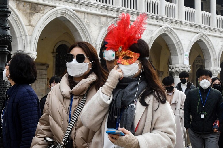 Persone a Venezia (archivio) © ANSA/AFP