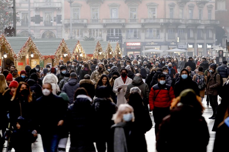 Folla a Roma in via del Corso - RIPRODUZIONE RISERVATA