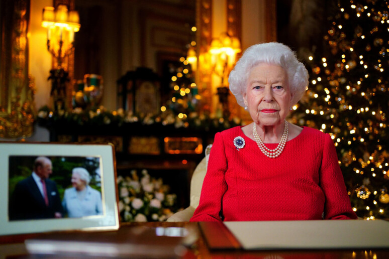 La regina Elisabetta II durante il messaggio di Natale - RIPRODUZIONE RISERVATA