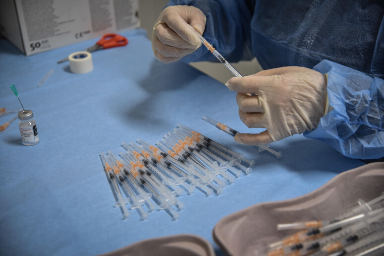 Preparazione di vaccini anti-Covid. Immagine d 'archivio - RIPRODUZIONE RISERVATA