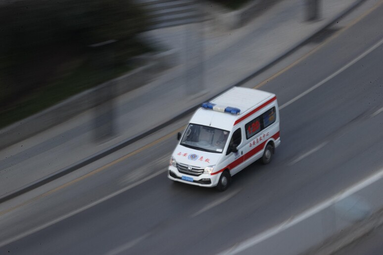 Ambulanza a Xi 'an © ANSA/AFP
