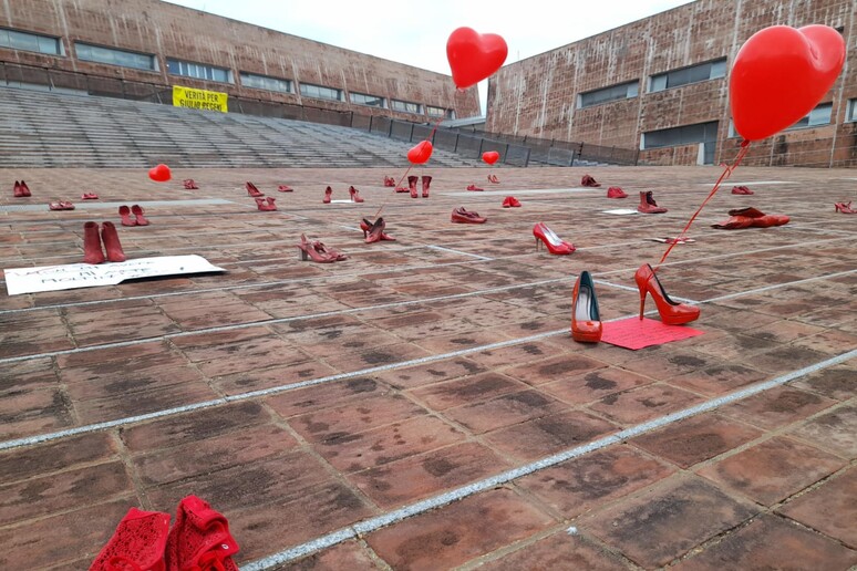 Decine di scarpe rosse posizionate sulla scalinata panoramica della sede comunale di Fiumicino (Foto d 'archivio) - RIPRODUZIONE RISERVATA
