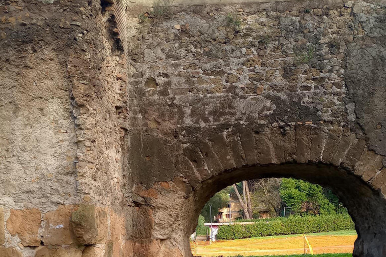Crolla porzione di Acquedotto Marcio in parco a Roma - RIPRODUZIONE RISERVATA