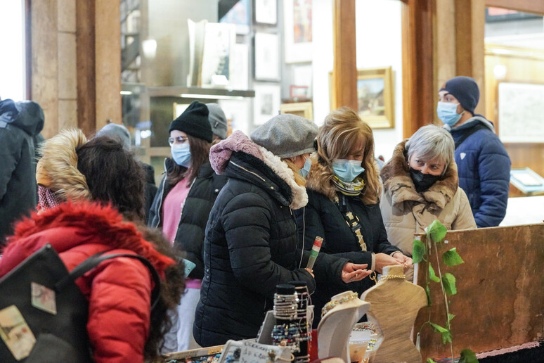 Gente con mascherina a Torino - RIPRODUZIONE RISERVATA