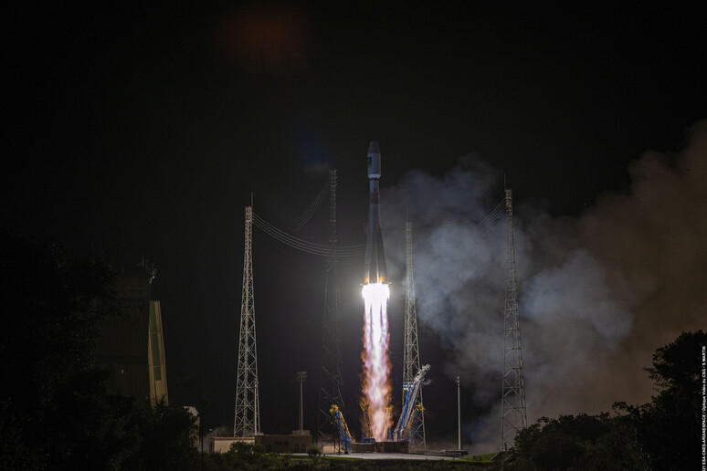 Il lancio della Soyuz che porta in orbita altri due satelliti del sistema europeo Galileo per la navigazione satellitare (fonte: ESA/CNES/Arianespace/Optique Vidéo du CSG - S Martin) - RIPRODUZIONE RISERVATA