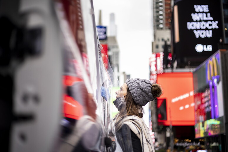 Tamponi in una struttura mobile a Times Square, New York © ANSA/EPA