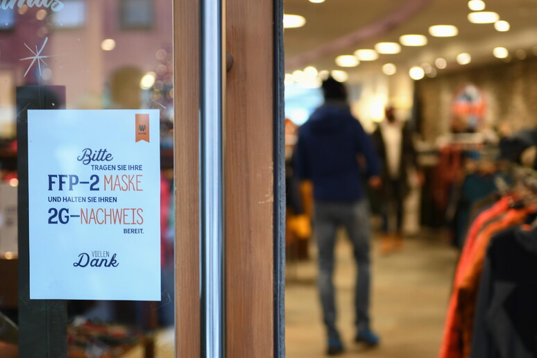 Bavaria imposes 2G coronavirus restrictions for retail stores © ANSA/EPA