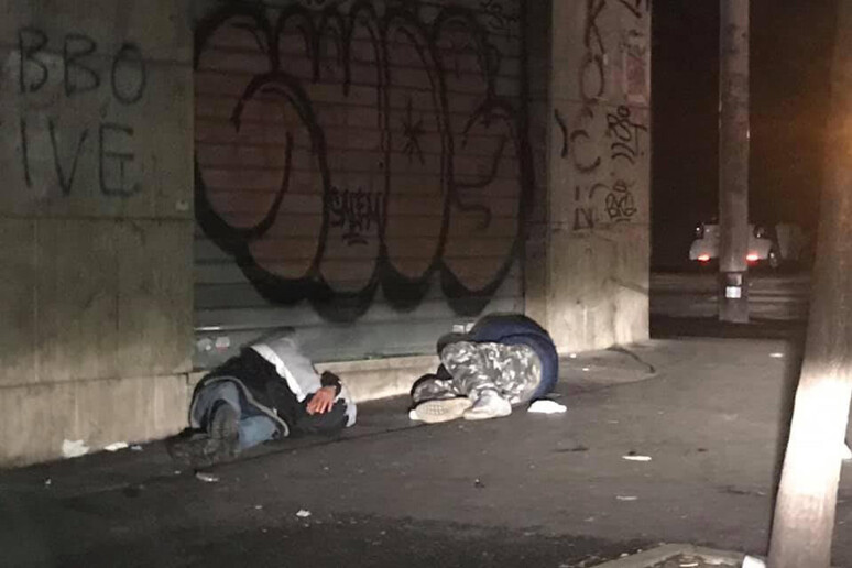 senzatetto - RIPRODUZIONE RISERVATA