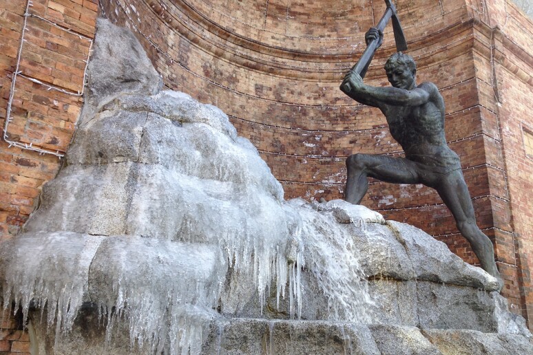 Maltempo: gelo in Calabria, acqua fontana ghiacciata a Catanzaro - RIPRODUZIONE RISERVATA